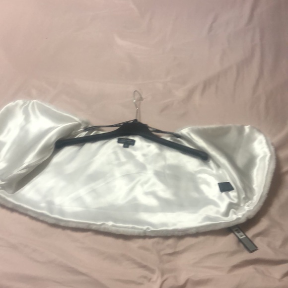 Faux fur cape - Picture 8 of 8